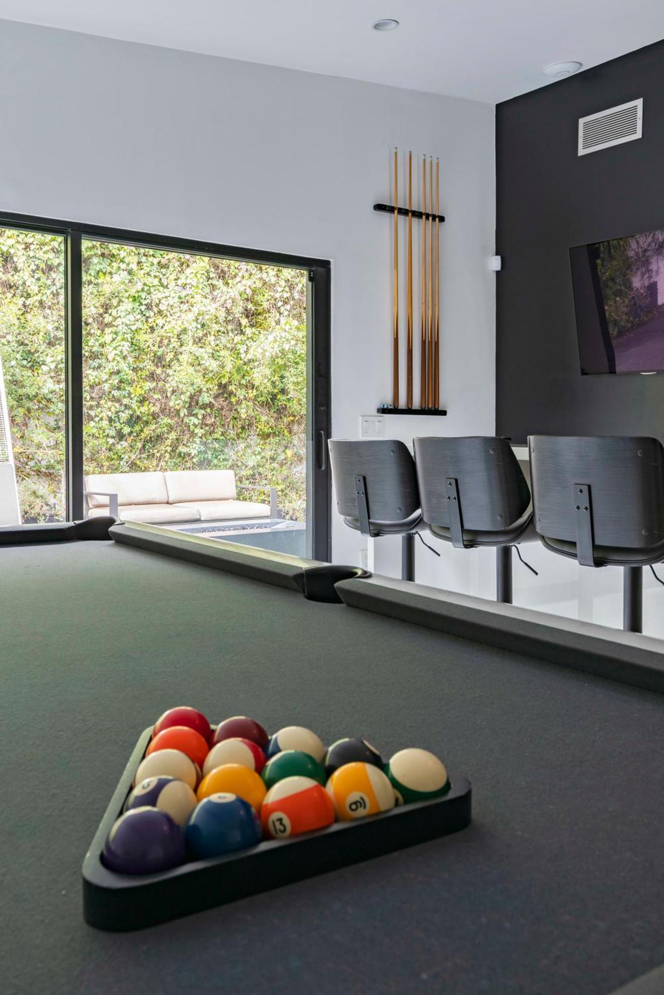 3m Hollywood Modern Oasis *